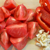 トマトとにんにくを切ります