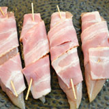 ささみをベーコンで巻きます