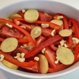 野菜に調味料をかけます