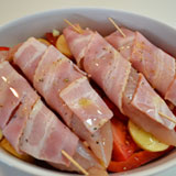 ささみに調味料をかけます