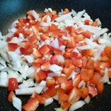 野菜を炒めます