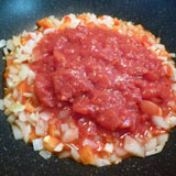 カットトマトを加えます