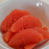 グレープフルーツの皮をむきます