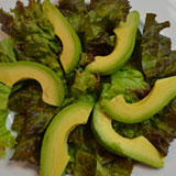 アボカドも盛り付けます