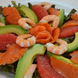 サーモンと海老を盛り付けます