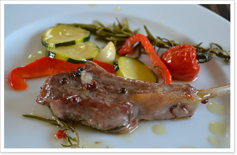 ラム骨付きロース　ローズマリー風味のオーブン焼き