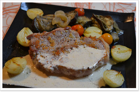 豚肉肩ロースの甘唐辛子ソース添え