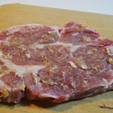 豚肉を漬けておきます