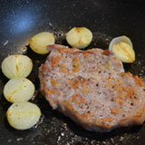 豚肉を焼きます