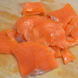 スモークサーモンを切ります