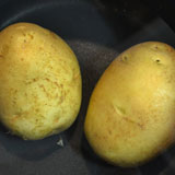 じゃがいもを茹でます