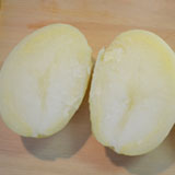 ゆでたじゃがいもを切ります