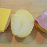 じゃがいもにハムとチーズを乗せます