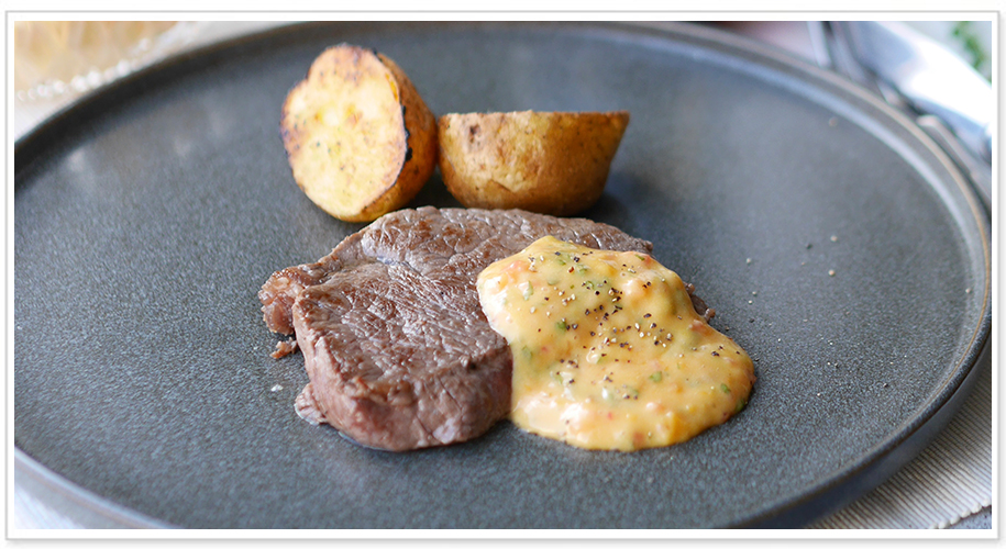 牛ランプ肉のステーキ べアルネーズソース